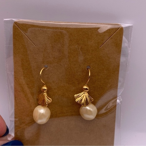 Vintage Elegant Gold Tan Fan Faux Pearl Dangle Earrings - Picture 4 of 8